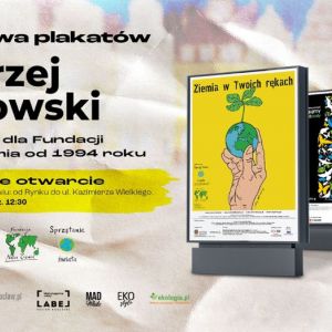 Grandes pósteres de Pągowski con la ecología de fondo en la exposición de Breslavia