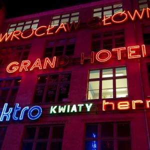 Conoce la historia de los neones de Wroclaw